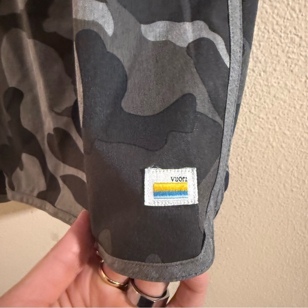 Vuori Banks shorts in charcoal camo Size M - Picture 2 of 7